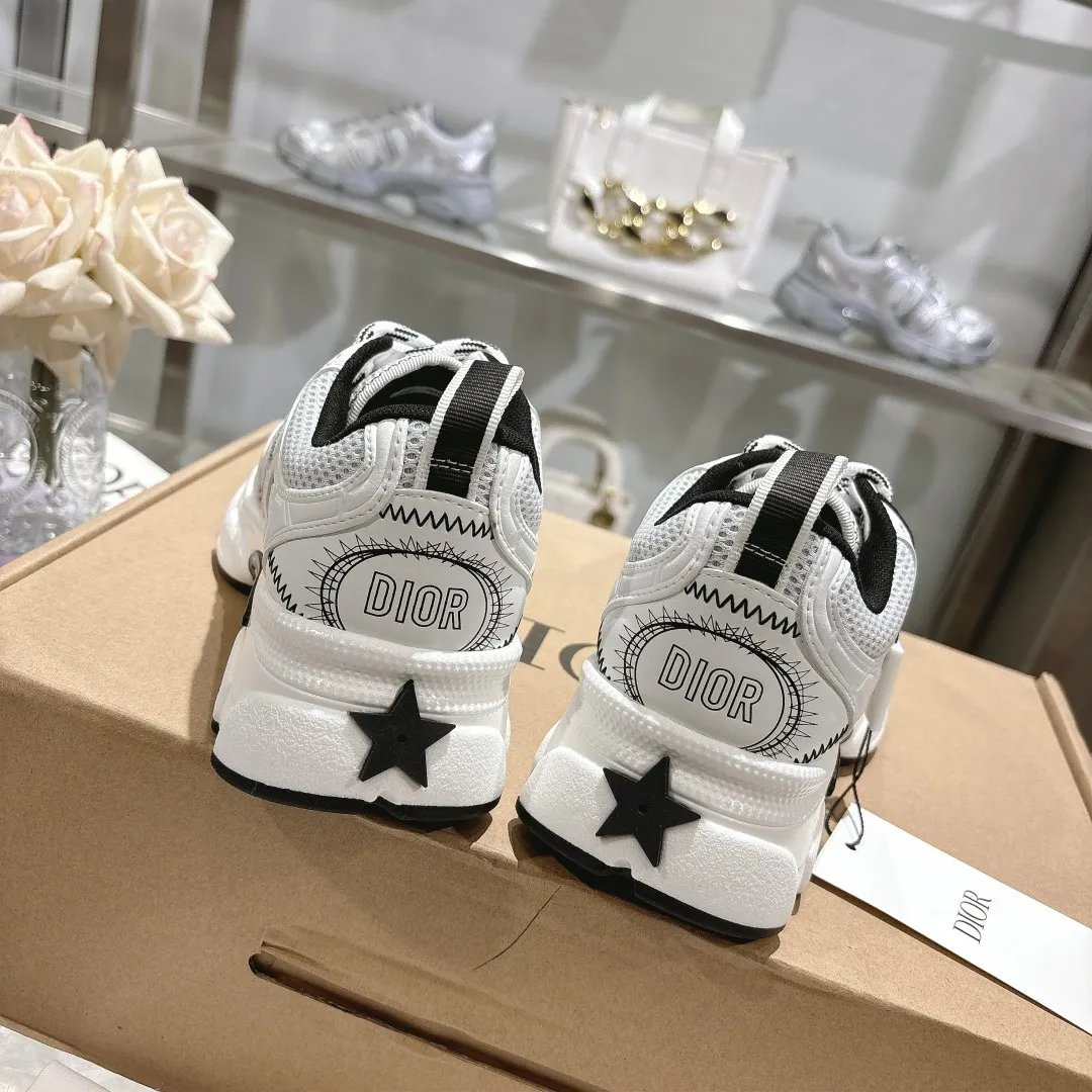 👟👟Ex-factory price 560👟👟 This Dior Chrono sneaker is a new product of the 2024 autumn ready-to-wear series, reinterpreting running shoes with Dior's high-end style. White mesh fabric is paired with nude and silver-toned laminated leather-effect panels, as well as CD logos on the sides, a star patch on the tongue and a Dior logo on the heel. Featuring tri-color laces, a lightweight sole and star embellishments for a casual look all year round. ✅Size: 35-40 ✅Packaging: With counter packaging and Dior outer box
